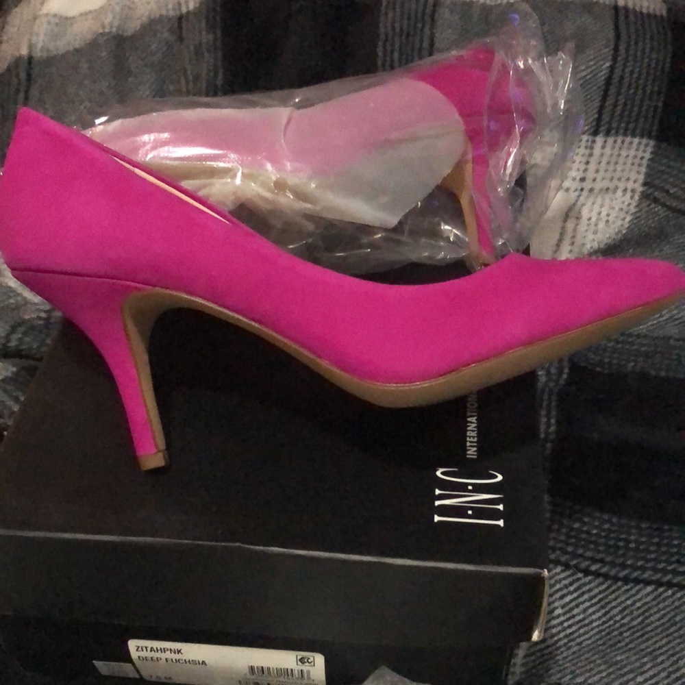 🔥NWT I.N.C INTL CONCEPTS DEEP FUCHSIA SUEDE LEATHER HEELS. PADDED INSOLE.🔥